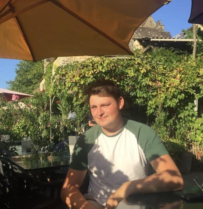 27 y/o professional seeking house/ flat share Main Photo