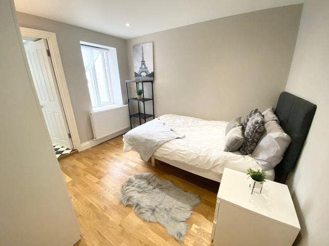    Ground   Floor   Ensuite   Room!  SE18. Main Photo