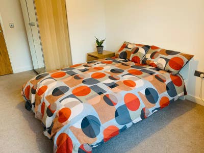 Large Double Room (Parking + Your Own Bathroom) Main Photo
