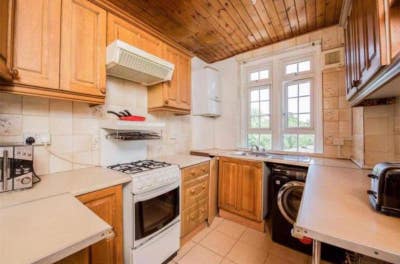 Beautiful Room around Tooting Main Photo