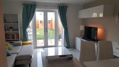 Double bedroom in spacious clean house Main Photo