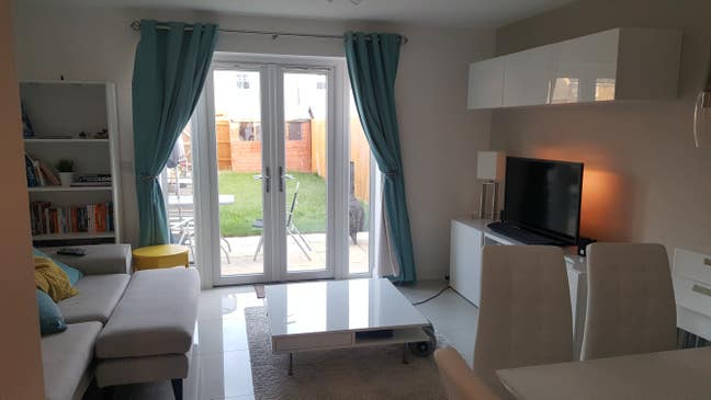 Double bedroom in spacious clean house Main Photo