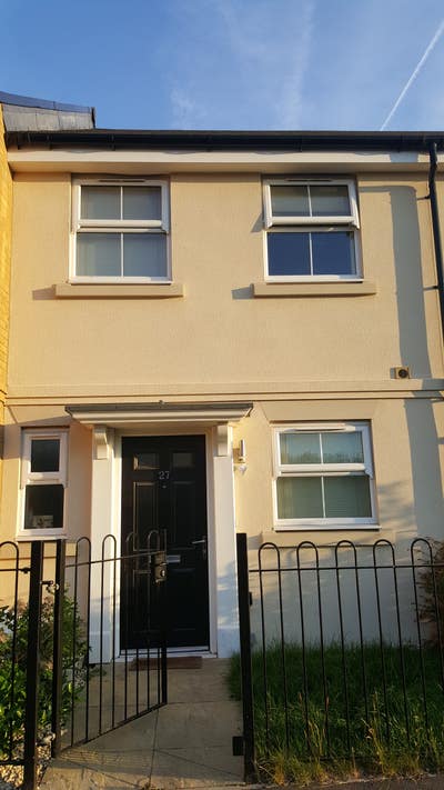 Double bedroom in spacious clean house Main Photo