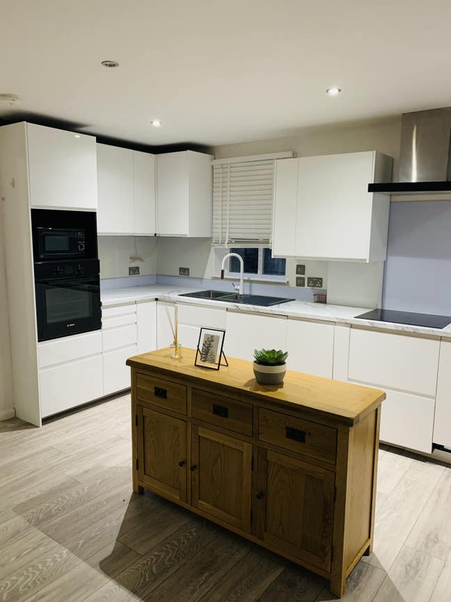 Bright and Airy 2 Bedroom Modern Apartment.  Main Photo