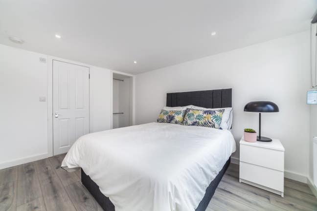 Roomy Ensuites, Just 2 Mins to Overground! Main Photo