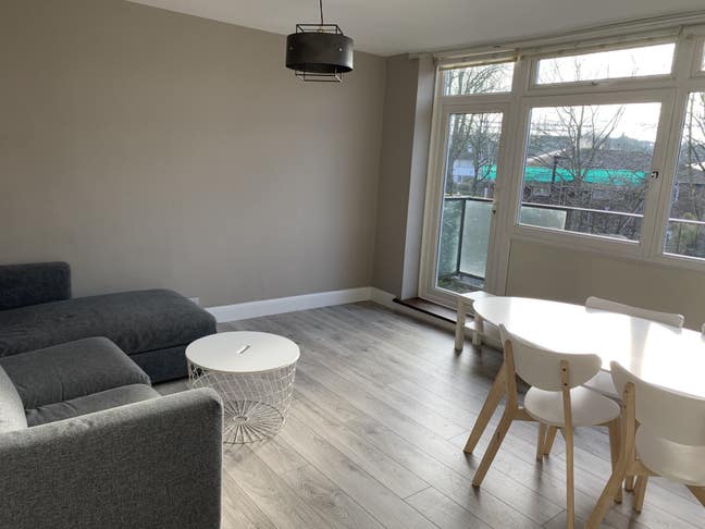 3 Modern bedroom flat Clapham Main Photo