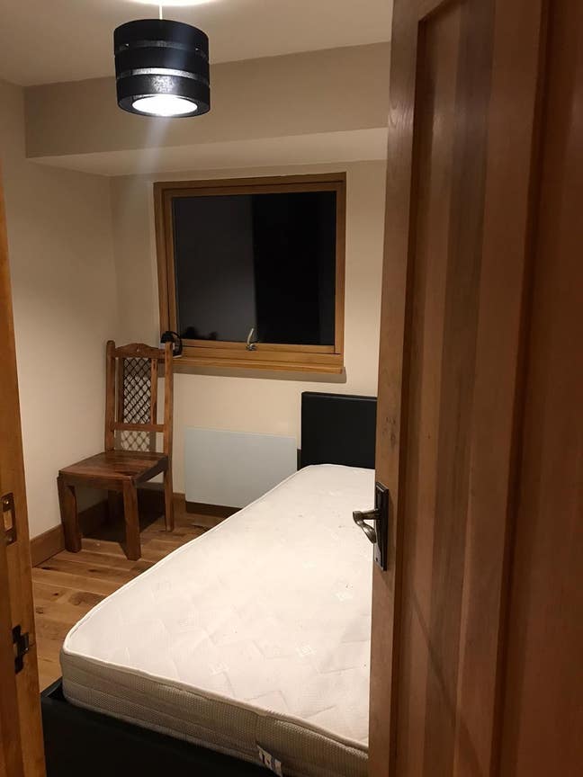 A single room available in Windsor Main Photo