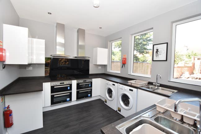 Large Double En-Suite Room - Queens Road Main Photo