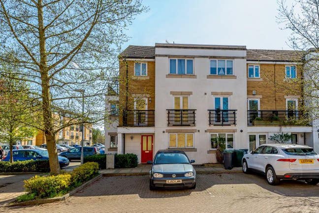 Clean & spacious double in Premium Location  Main Photo