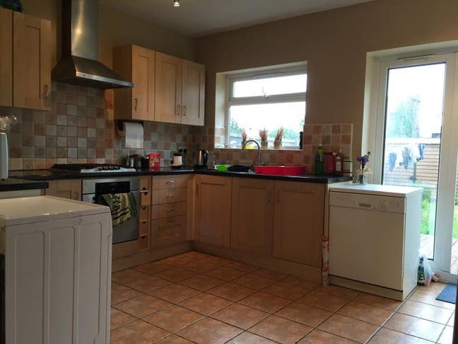 Small single bedroom 5m walk from train Station Main Photo
