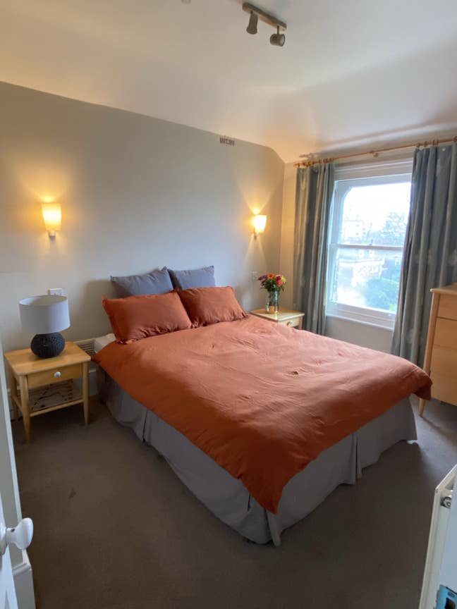En-suite room in beautiful spacious flat! Main Photo