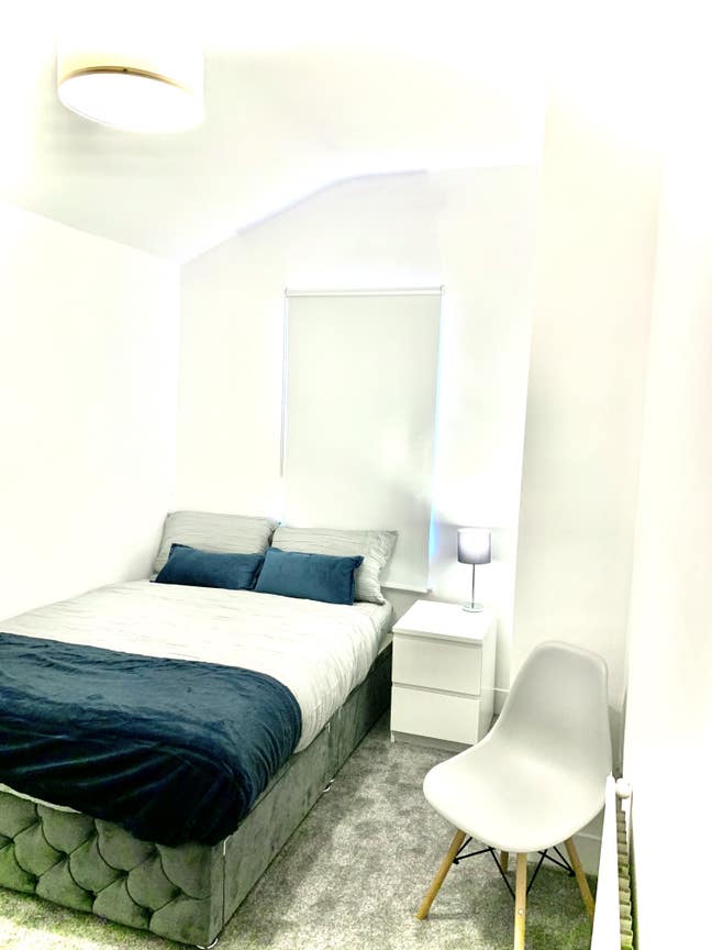 Lovely double room available-Grays Main Photo