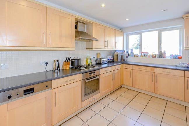 Modern Double Room with Maid Service! WD4 Main Photo