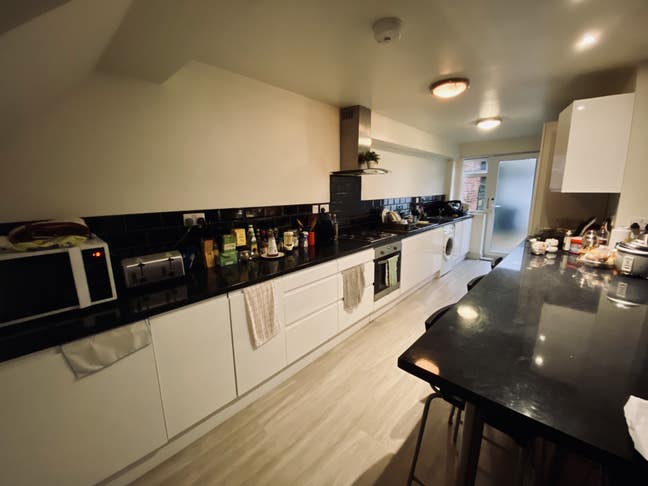 Newly decorated rooms to rent next to BMW & Mini ✅ Main Photo