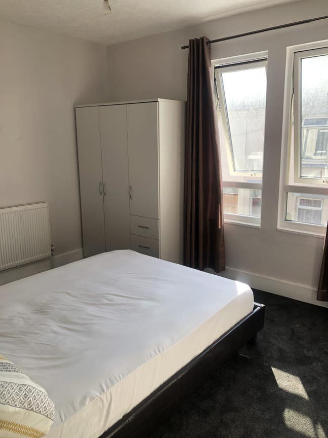 Double bedroom to let Main Photo