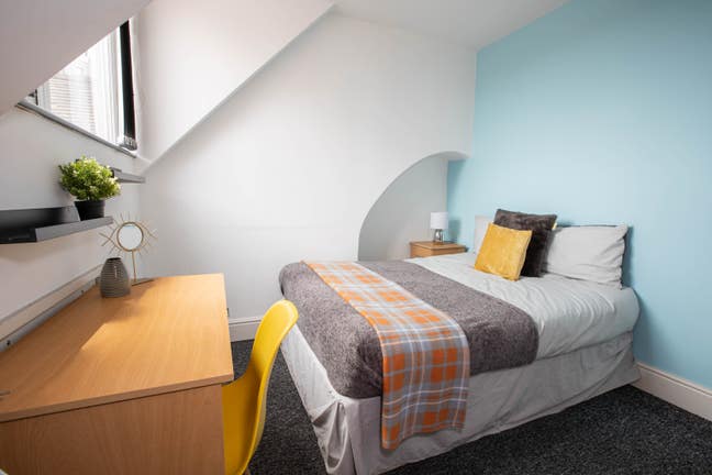 *Sleep Soundly in This Private Top Floor Retreat*  Main Photo