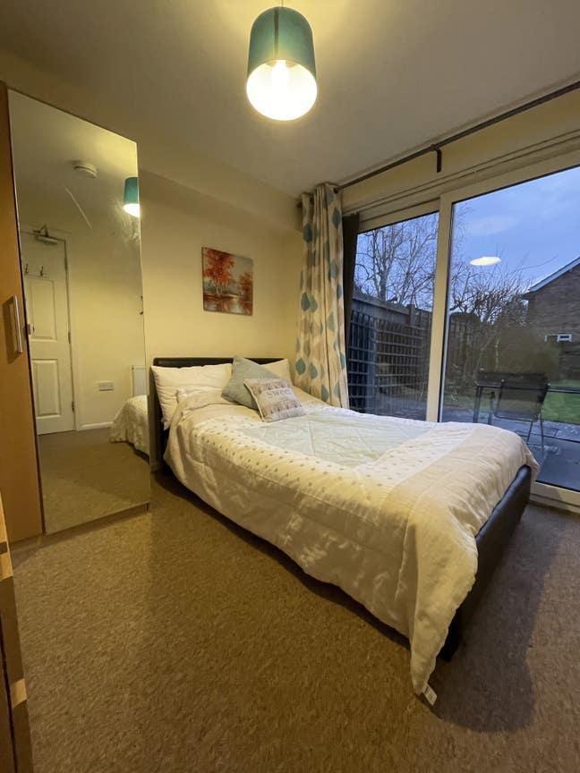 Great Value En-suite near ✈️  and transport Main Photo