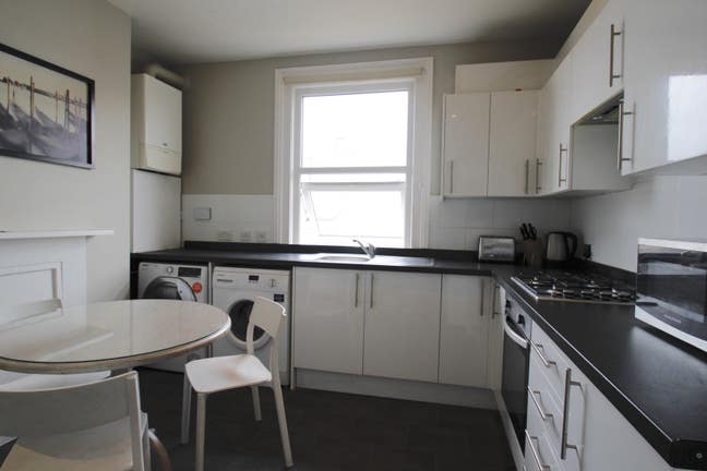 Room available in great central town location Main Photo