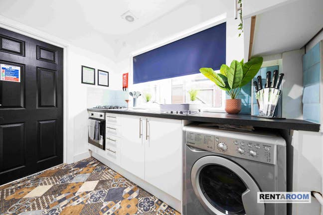 Last room available in Tomkinson Road house-share Main Photo