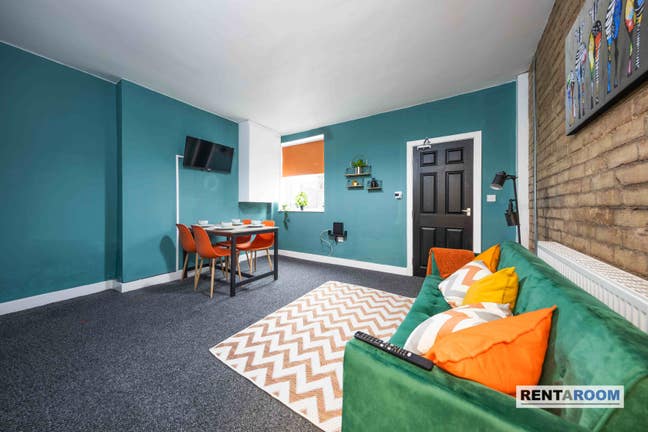 Last room available in Tomkinson Road house-share Main Photo