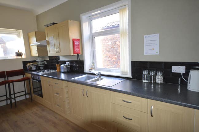 Spacious room in shared flat . Good road links Main Photo