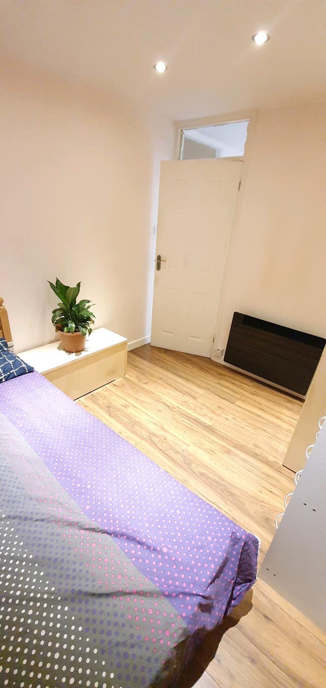 Large Single Room - Better than the pictures. Main Photo