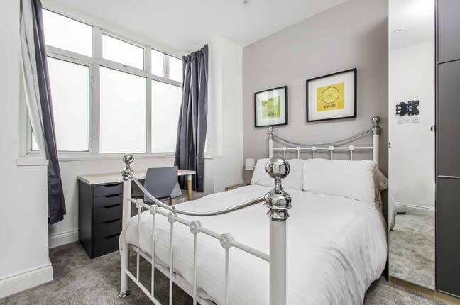 Stunning Double Room with Huge Bay Window + Ensuit Main Photo