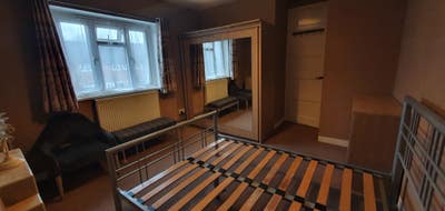 Flat for rent in eltham Main Photo