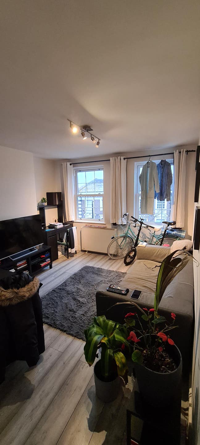 Lovely 1 bed flat on weybridge High street Main Photo