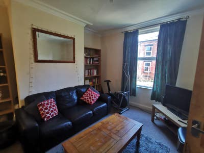 Graduate Professional 4 Bed House with 2Bathrooms  Main Photo