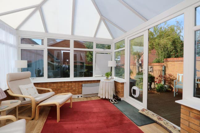 Large Ensuite Bedroom Available !! Main Photo