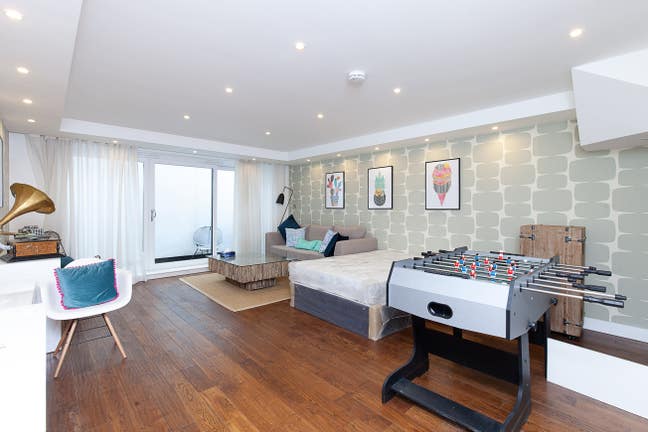  Triple Room + Private Patio Modern House Main Photo