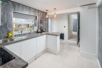 Luxurious & Modern Entire 2 Bedroom Garden Flat Main Photo