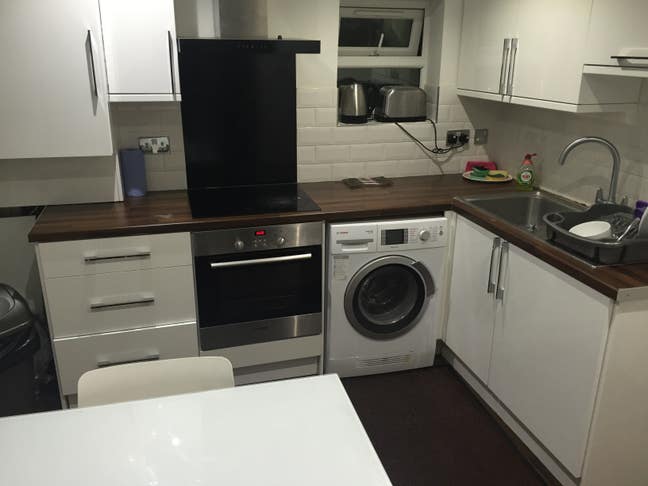Large Double Room Uxbridge  800 Main Photo