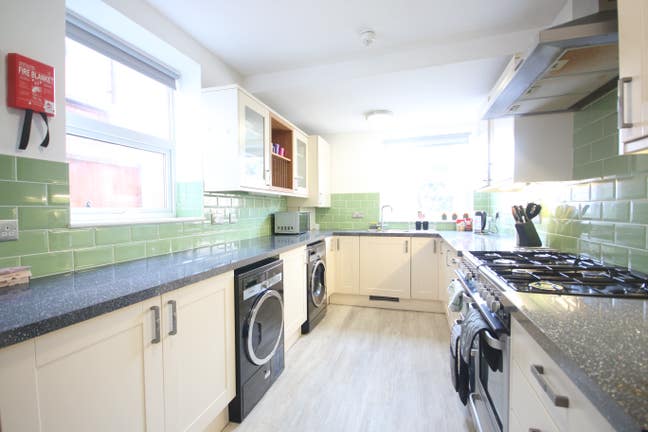 Double en suite near Council offices & Heineken Main Photo