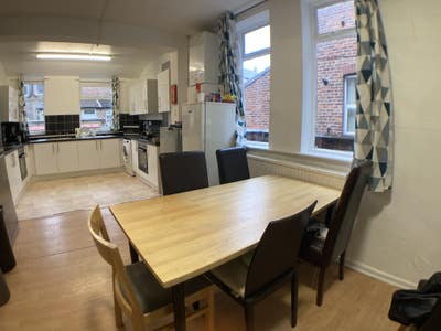 Double Room in Shared House Popular Location  Main Photo