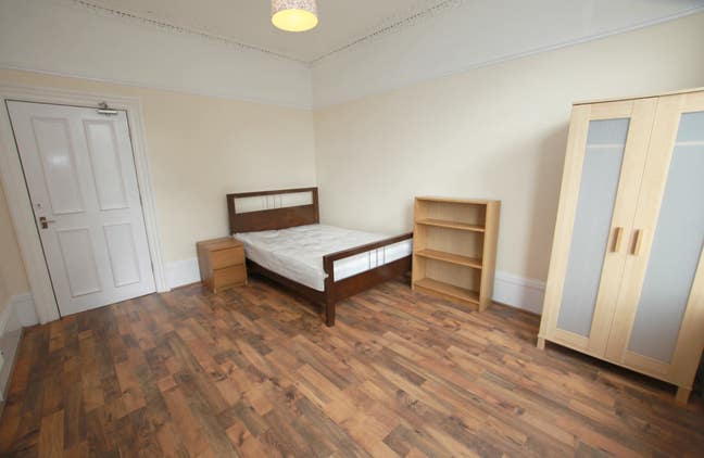 Large Double Room available in 7 bed house-share Main Photo