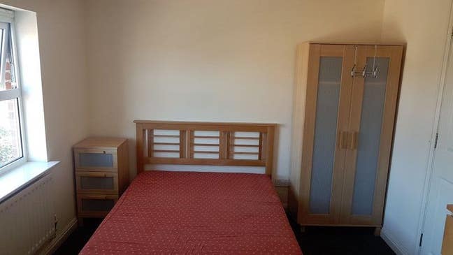 Single (Large) Top Floor Room to Rent in Hatfield Main Photo