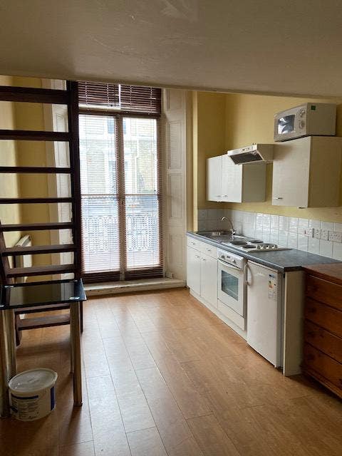 Large single studio with mezzanine in Earls Court Main Photo