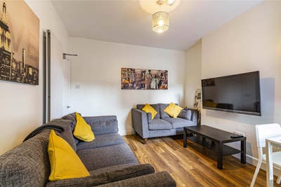 Clean Modern Furnished Double Rooms Available NOW Main Photo