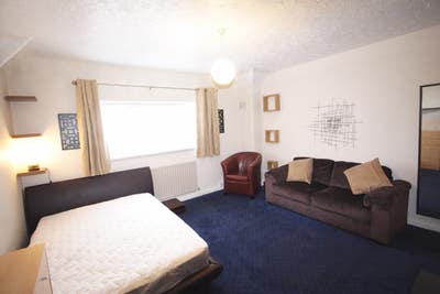 Large Double Room in shared house Main Photo