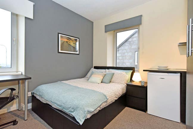 Bedroom - private showeroom - Kitchenette - bills  Main Photo