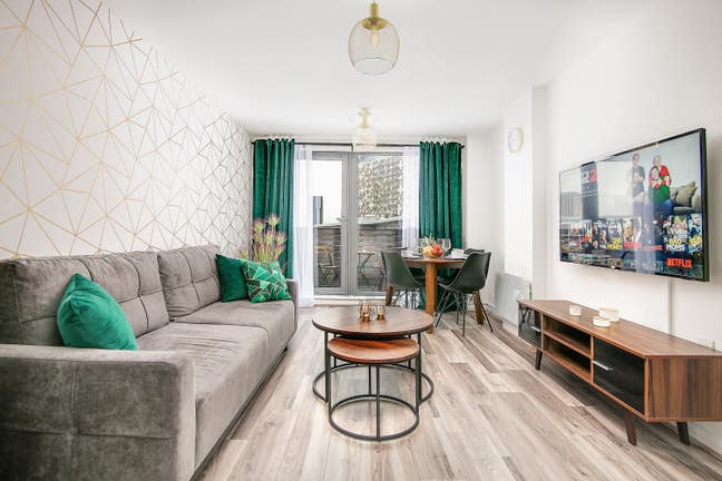 Stunning 2 bedroom 2 bathroom Apartment Main Photo