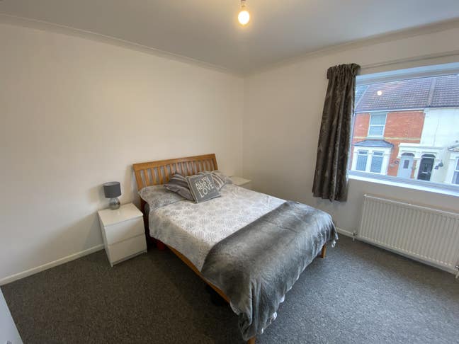 Large Double Room with En-suite Main Photo