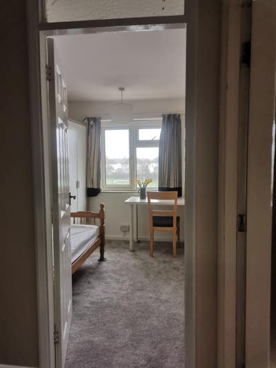  Lovely peaceful bedroom, Cowley Main Photo
