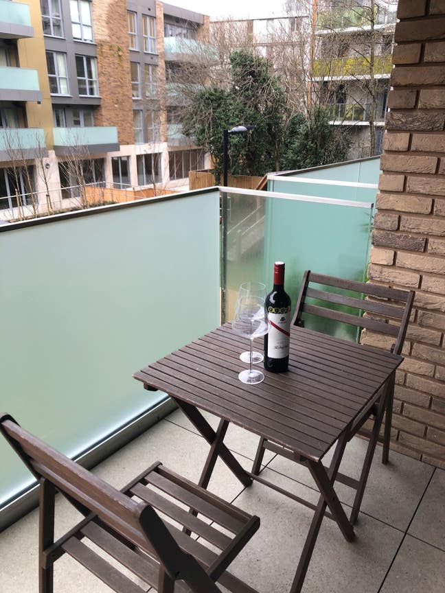Lge dbl room w/balcony & private bath - bills incl Main Photo