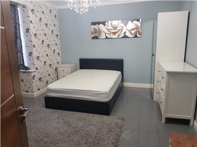 Large Double Room in a Modern House Main Photo