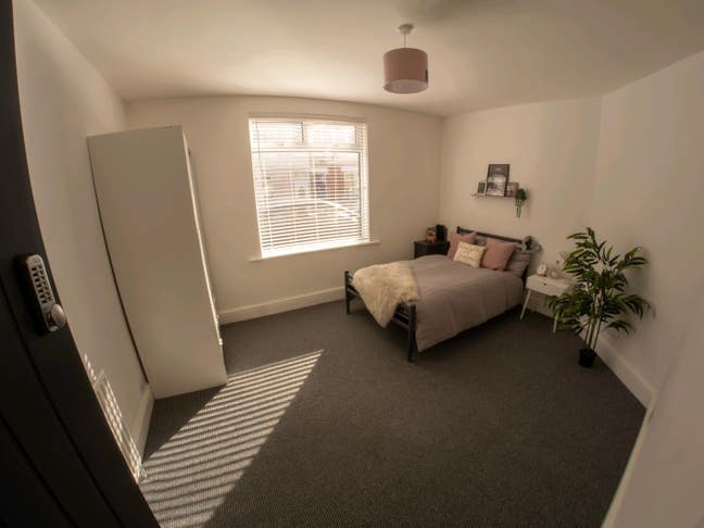 Large Double Room with Private Shower Room Main Photo