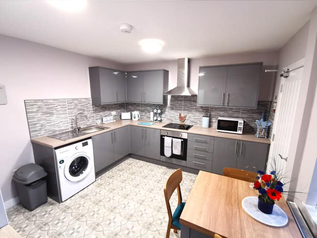 Immaculate Room Available - Bills inc. Main Photo