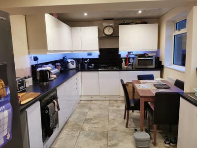 Double bedroom in 2 bedroom House Main Photo